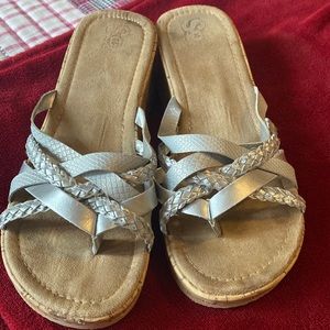 SO sandals - cork bottom / Silver, straps between the big toe EUC